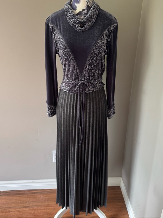 Cheerly Dresses & Skirts - Vintage Cheerly Charcoal Velvet & Pleated Maxi Dress